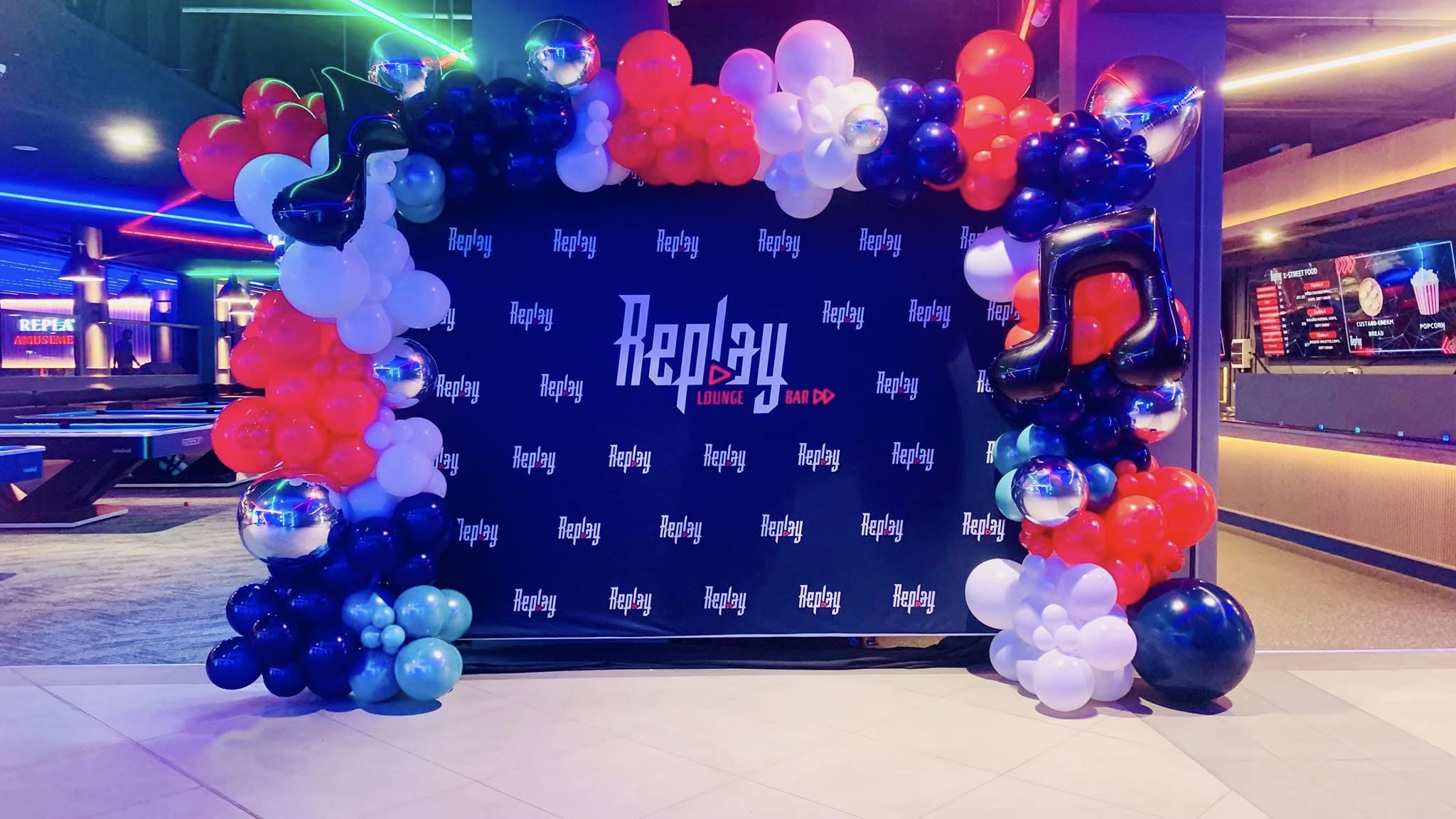 Commercial balloon styling for Replay Lounge